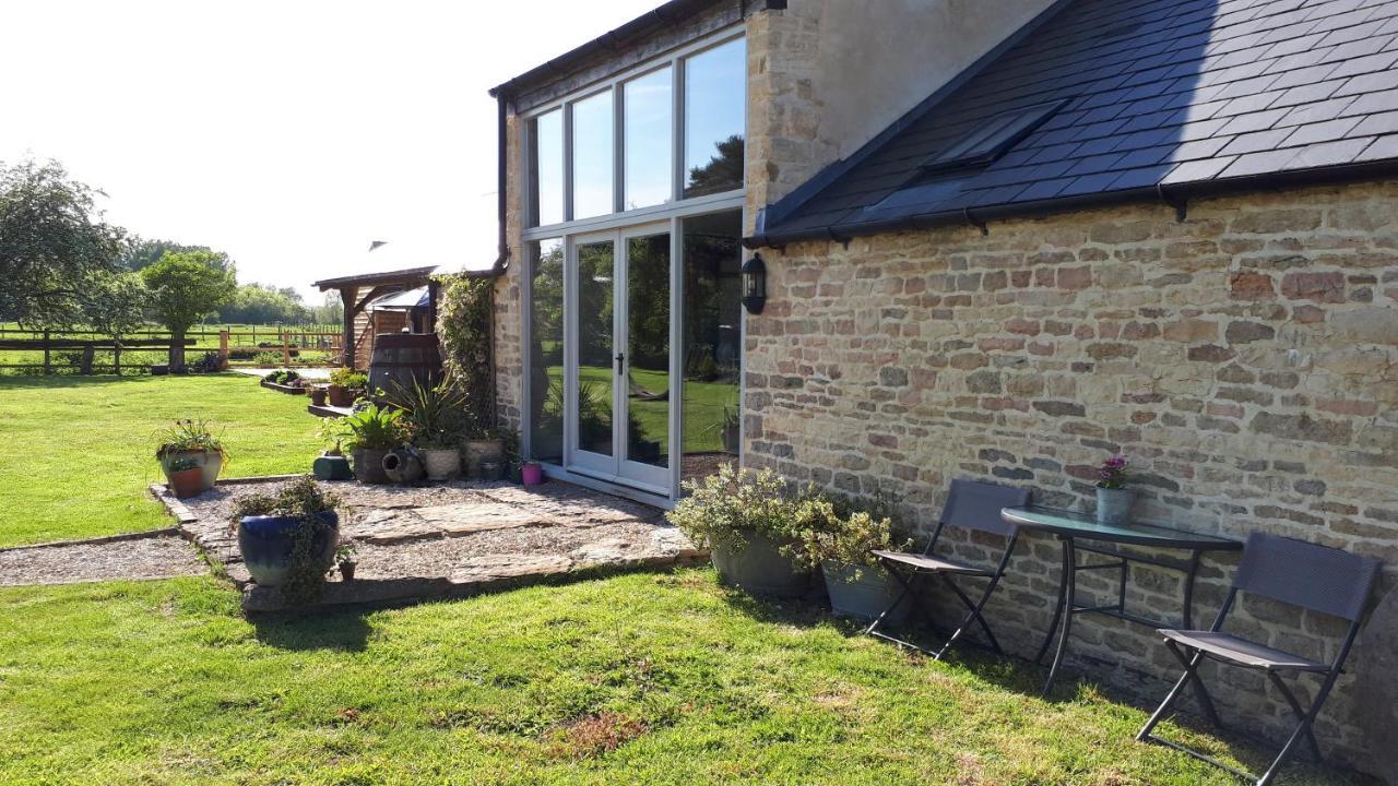 The Byre North End Farm Bed & Breakfast Ashton Keynes ภายนอก รูปภาพ