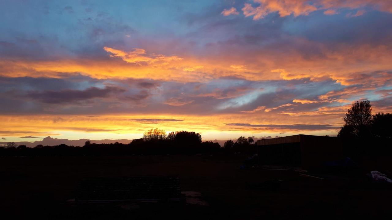 The Byre North End Farm Bed & Breakfast Ashton Keynes ภายนอก รูปภาพ